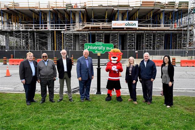 Markham Mayor Frank Scarpitti, York University mascot Yeo the Lion, York University President and Vice-Chancellor Rhonda Lenton, with members of Markham City Council.