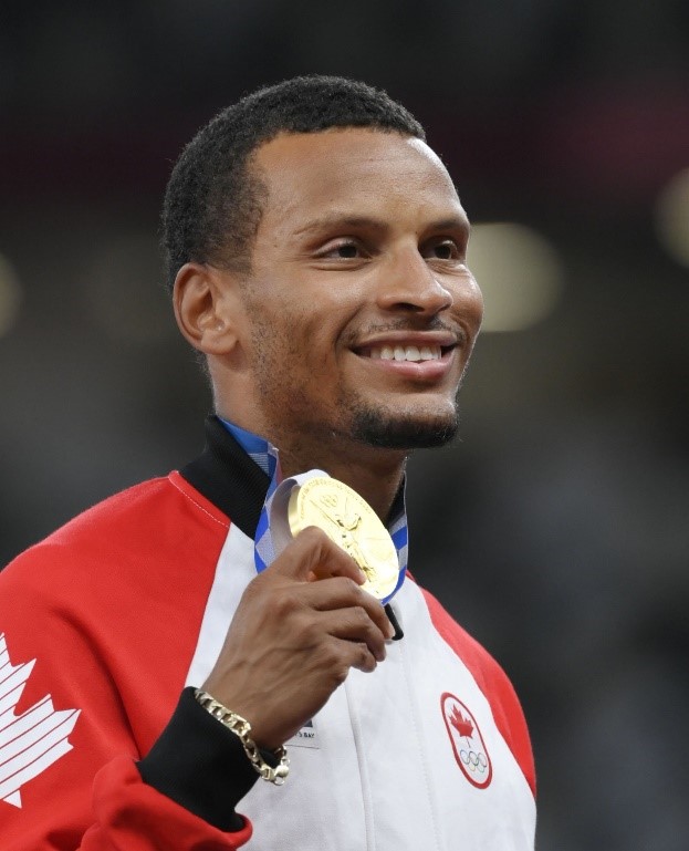 Andre De Grasse with his gold medal